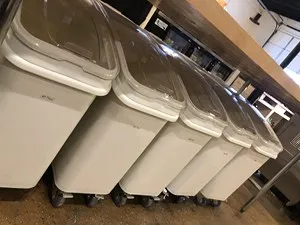 Контейнер за съхранение на хранителни продукти подвижен 102 л с прозрачен капак